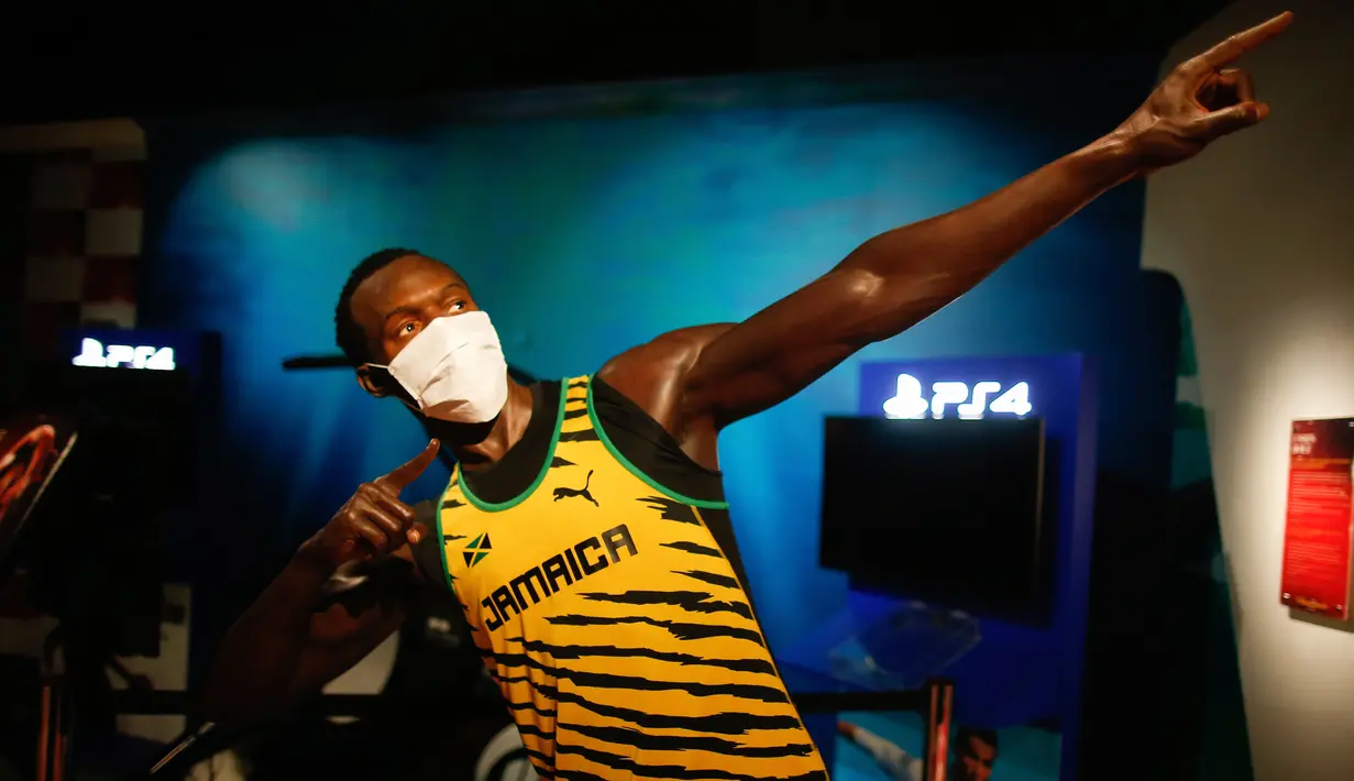 Sebuah makser dikenakan pada patung lilin pelari Jamaika, Usain Bolt di Madame Tussauds di Istanbul, Sabtu (11/7/2020). Dibuka kembali, sejumlah sosok tokoh terkenal di museum itu dipakaikan masker untuk meningkatkan kesadaran terhadap penyebaran Covid-19. (AP Photo/Emrah Gurel)