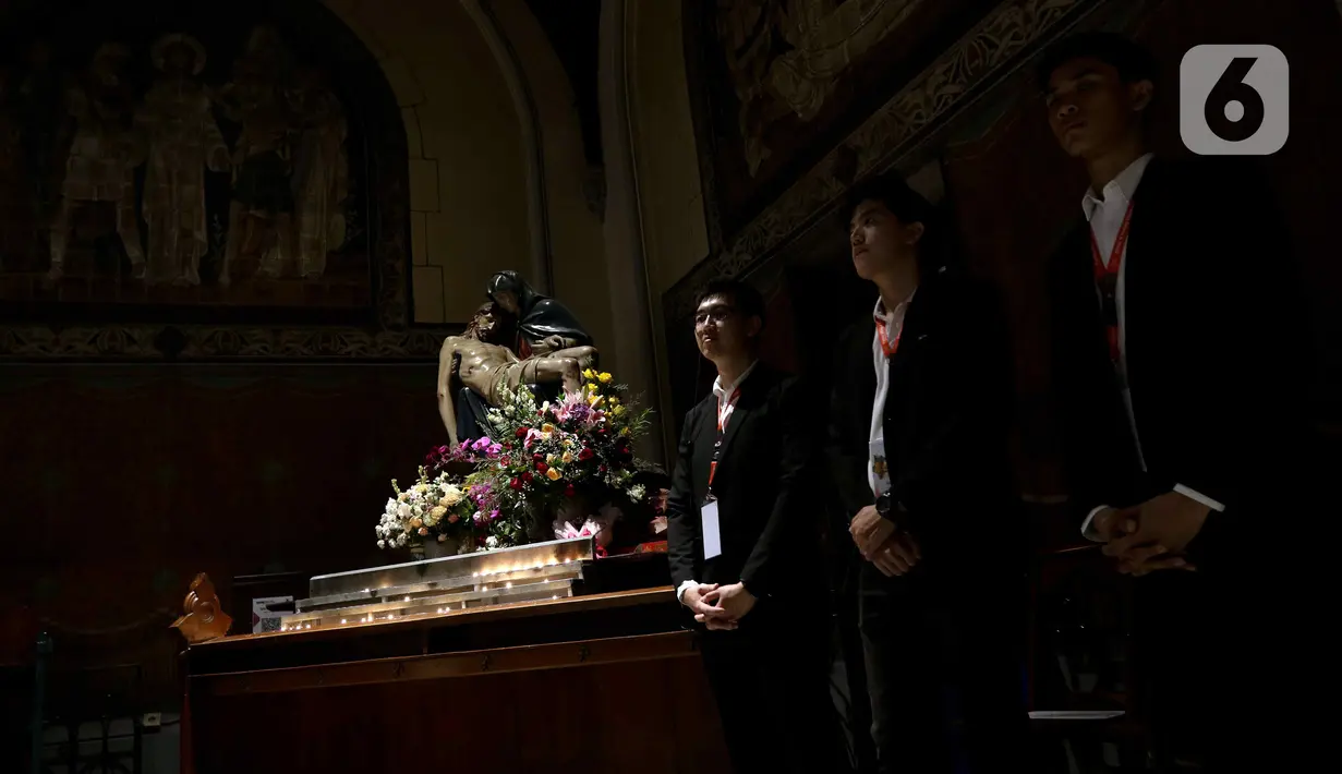 Humas Gereja Katedral Susyana Suwadie menyebutkan Misa Malam Natal dibagi tiga sesi, pukul 16.30 WIB (online dan offline), pukul 19.00 WIB (online dan offline), dan pukul 21.30 WIB. (Liputan6.com/Herman Zakharia)
