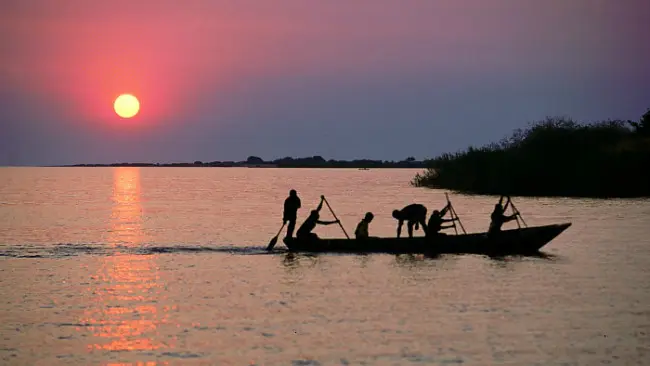 Danau Tanganyika. Di tepi timurnya terdapat Taman Nasional Pegununan Mahale. (Sumber Wikimedia Commons)