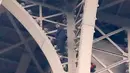 Seorang pria tak dikenal nekat memanjat Menara Eiffel tanpa peralatan keselamatan di Paris, Senin (20/5/2019). Belum diketahui pasti, bagaimana pria dengan mengenakan pakaian berwarna hitamitu bisa menerobos sistem keamanan dan sampai memanjat ke menaranya. (AP/Michel Euler)