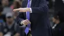 Gaya pelatih San Antonio Spurs, Gregg Popovich saat memimpin timnya melawan Charlotte Hornets pada laga NBA basketball game di AT&T Center, San Antonio, (3/11/2017) waktu setempat. San Antonio menang 108-101. (AP/Eric Gay)