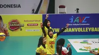 Pemain timnas voli putri Indonesia Arneta Putri Amelia (nomor 4) dan kawan-kawan usai mengalahkan India pada laga terakhir Grup E&nbsp;AVC Challenge Cup 2023 for Women.&nbsp;Indonesia menang 3-0 (25-21, 25-15, 25-16) GOR Tri Dharma Gresik, Jumat (23/6/2023) malam WIB. (foto: PBVSI)