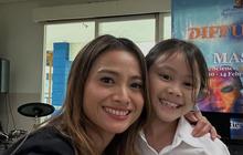 Bridgia, anak Acha Septriasa, tampil bernyanyi di sekolah dan berkesempatan berfoto bersama ibunya.