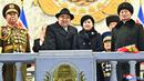 Pemimpin Korea Utara Kim Jong Un (tengah kiri) dan putrinya diduga bernama Ju Ae (tengah kanan) menghadiri parade militer untuk memperingati 75 tahun berdirinya Tentara Rakyat Korea di Lapangan Kim Il Sung, Pyongyang, Korea Utara, 8 Februari 2023. Parade militer besar-besaran tersebut memamerkan perangkat keras terbaru dari persenjataan nuklir Korea Utara yang berkembang pesat. (STR/KCNA VIA KNS/AFP)
