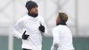 Gelandang Juventus, Claudio Marchisio, berlari santai saat latihan jelang laga Liga Champions melawan Sevilla di Vinovo, Italia, Senin (21/11/2016). Cuaca di Kota Turin sekitar 7 derajat celcius. (AFP/Marco Bertorello)