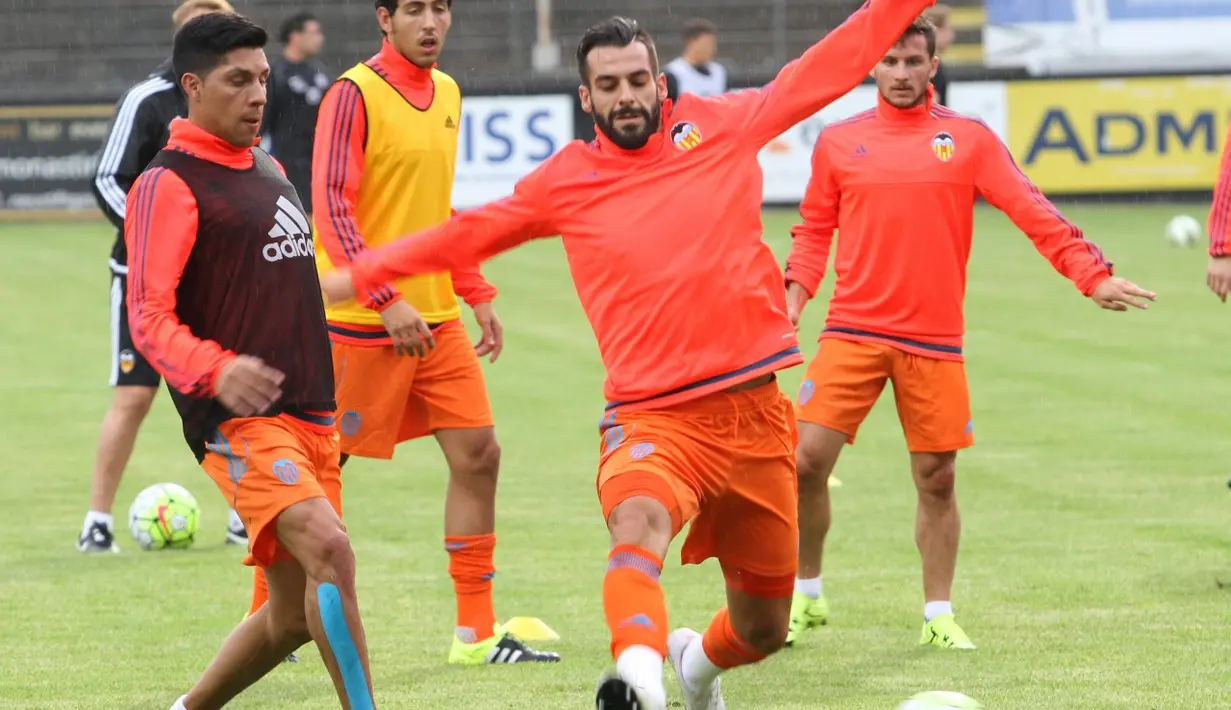 Alvaro Negredo mencoba menghalau laju bola tendangan dari rekan satu timnya di Valencia saat sesi pemanasan laga uji coba kontrak Wiener Sport Klub, Rabu (8/7). (Bola.com/Reza Khomaini)