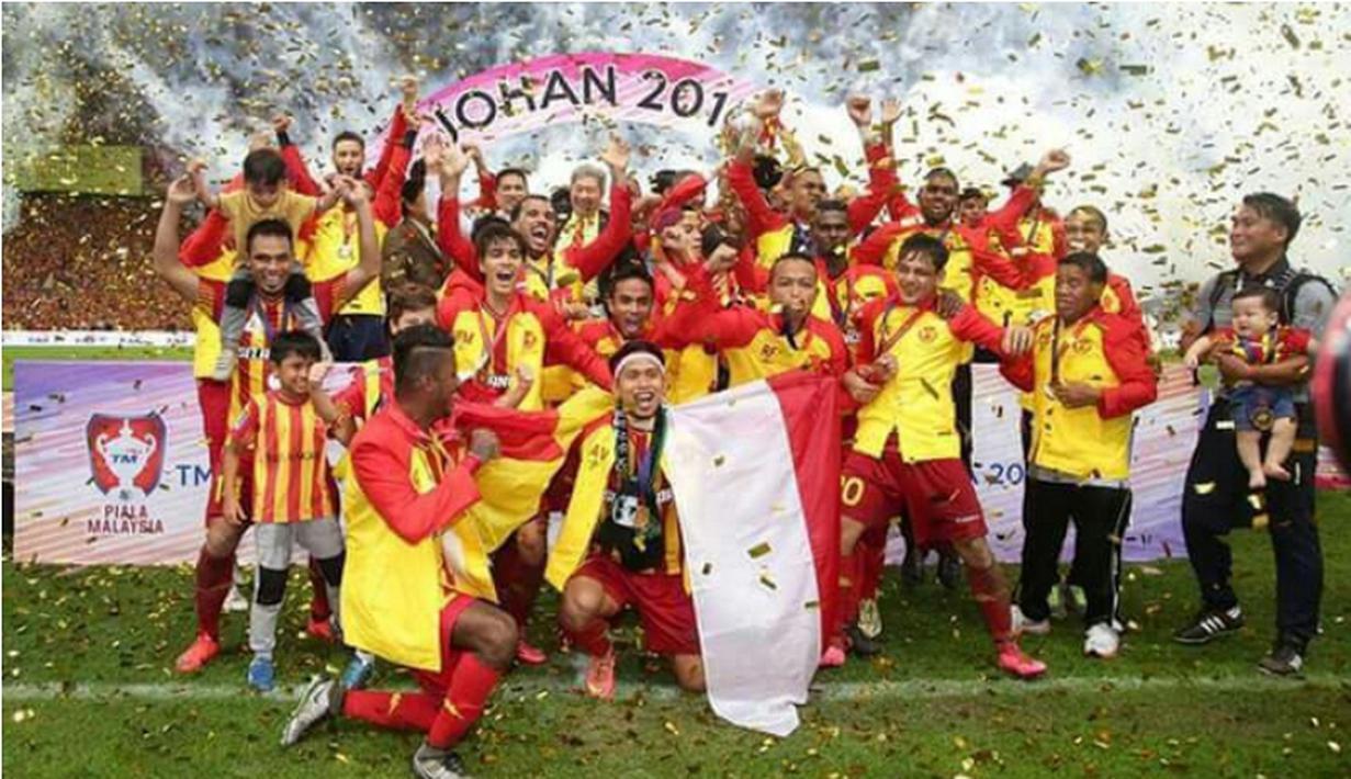 Andik Vermansah dengan bendera merah putih dalam pesta juara Piala Malaysia di Stadion Shah Alam, Selangor, Sabtu (12/12/2015). (Twitter)