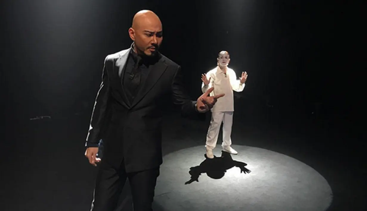 "Saya lahir bukan dari keluarga Kaya, semua kesuksesan yang anda lihat adalah sebuah usaha bukan hasil turunan dan harta warisan, menjadi sukses adalh sebuah perjalanan di tolak dan di hina," tulis dalam keterangannya. (Instagram/mastercorbuzier)