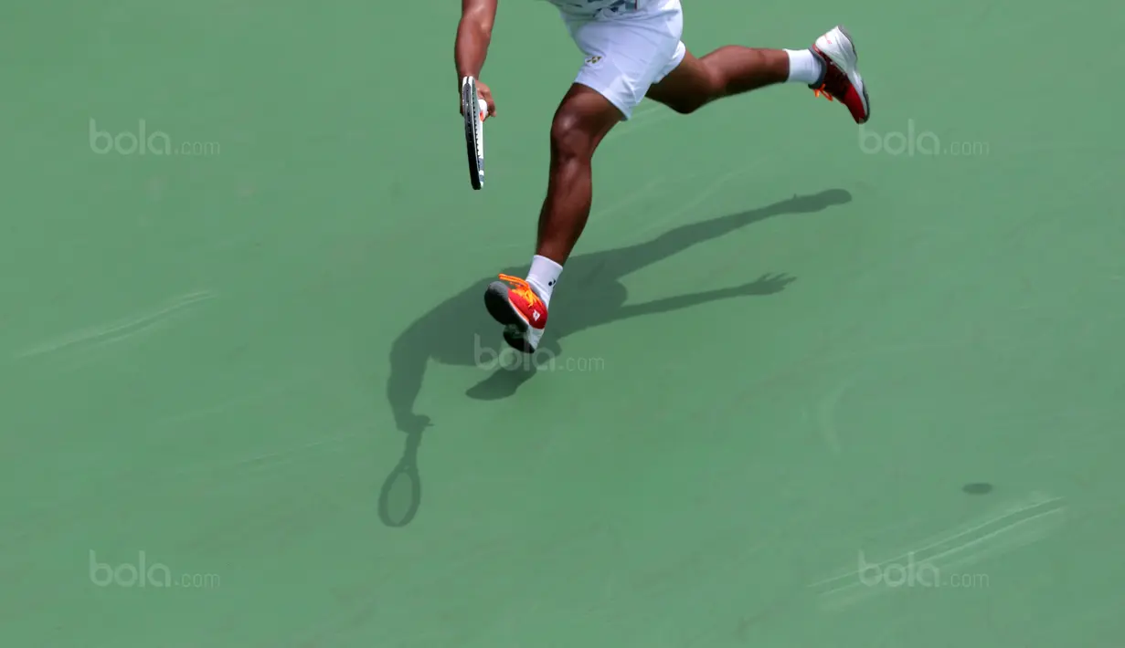 Aksi petenis Indonesia, Althaf Dhaifullah smengembalikan bola saat melawan petenis Fiipina Davis 2018 grup dua Asia/Oceania di Senayan, Jakarta, Sabtu (3/2/2018). Althaf kalah 3-6, 2-6. (Bola.com/Nick Hanoatubun)