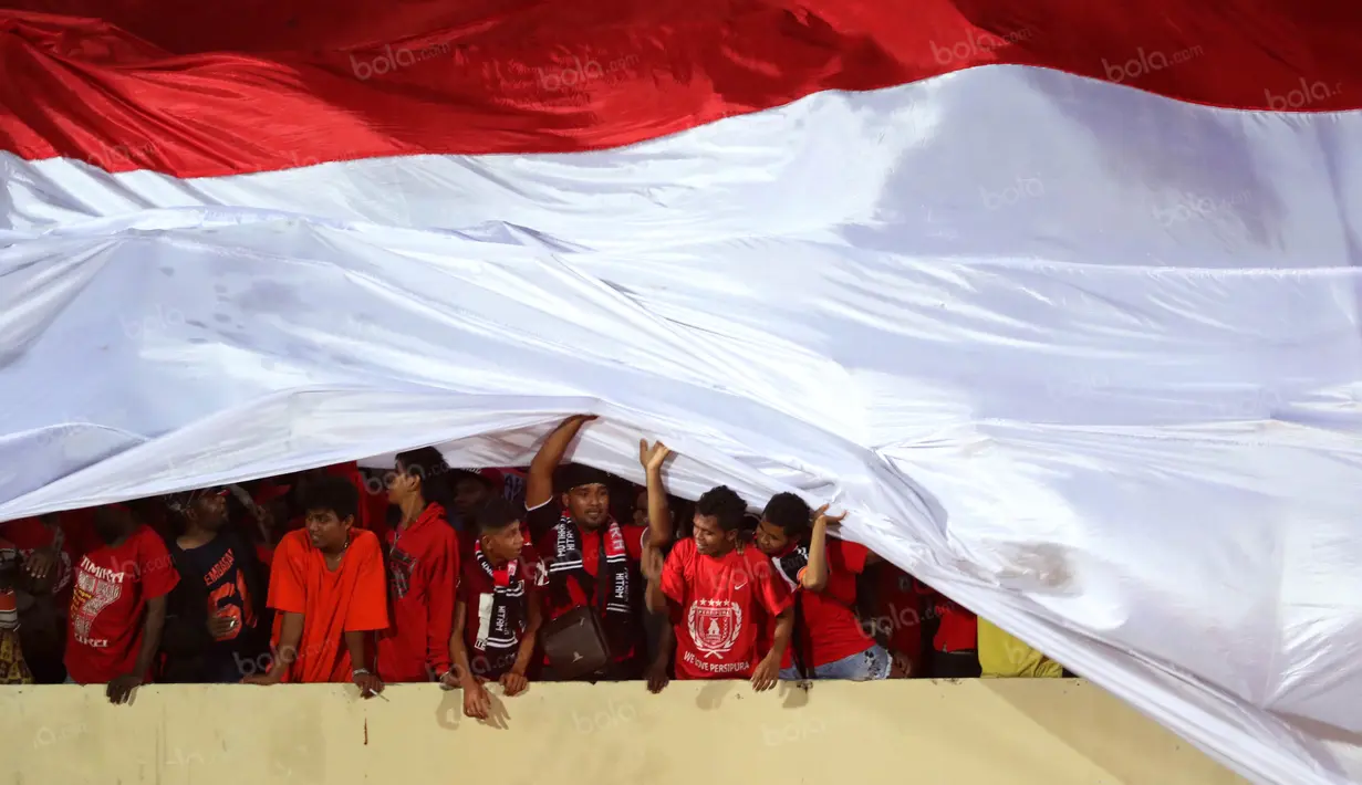 Persipuramania mengibarkan bendera merah putih raksasa pada pembukaan Torabika Soccer Championship 2016 di Stadion Mandala, Jayapura, Papua, Jumat (29/4/2016). (Bola.com/Nicklas Hanoatubun)