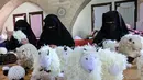 Wanita Palestina membuat boneka domba  menjelang Idul Adha, di desa Badui "Umm Al-Nasr" di Jalur Gaza utara (14/7/2021). Idula Adha merupakan sebuah Hari Raya Islam yang akan di rayakan seluruh umat Islam dunia  pada 20 Juli 2021. (AFP/Mohammed Abed)