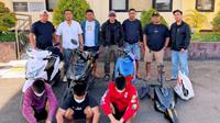 Penampakan tiga pelaku curanmor saat diamankan pihak kepolisian. (Liputan6.com/ Ola Keda)