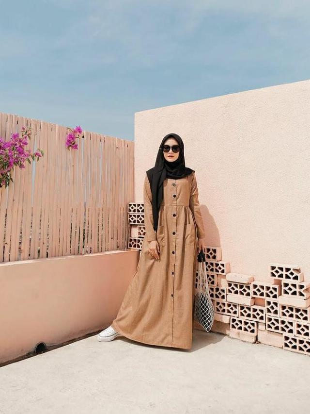 6 Gaya Hijab ala Reistha Dhita Putri, Modis dengan Gamis