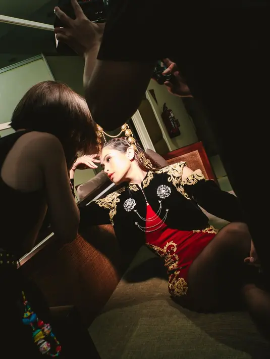 Dalam caption yang ditulisnya, Maudy Ayunda menuliskan bahwa outfitnya kali ini terinspirasi dari baju adat. [Foto: Instagram/maudyayunda]