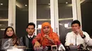 Menteri Sosial Khofifah Indar Parawansa (kedua kanan) memberikan keterangan mengenai 99 anak laki-laki yang dijual AR (41) ke komunitas gay di Jakarta, Rabu (31/8). (Liputan6.com/Johan Tallo)