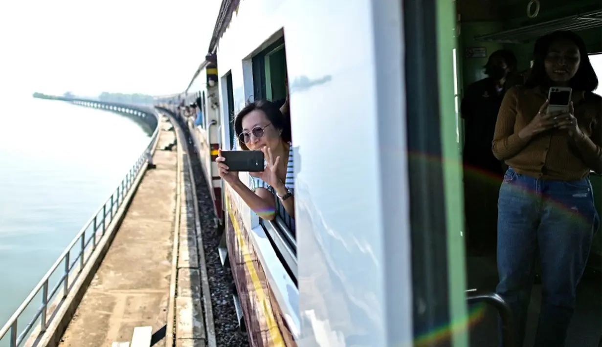 Kereta hanya beroperasi pada akhir pekan antara November hingga Februari saja. (MANAN VATSYAYANA/AFP)