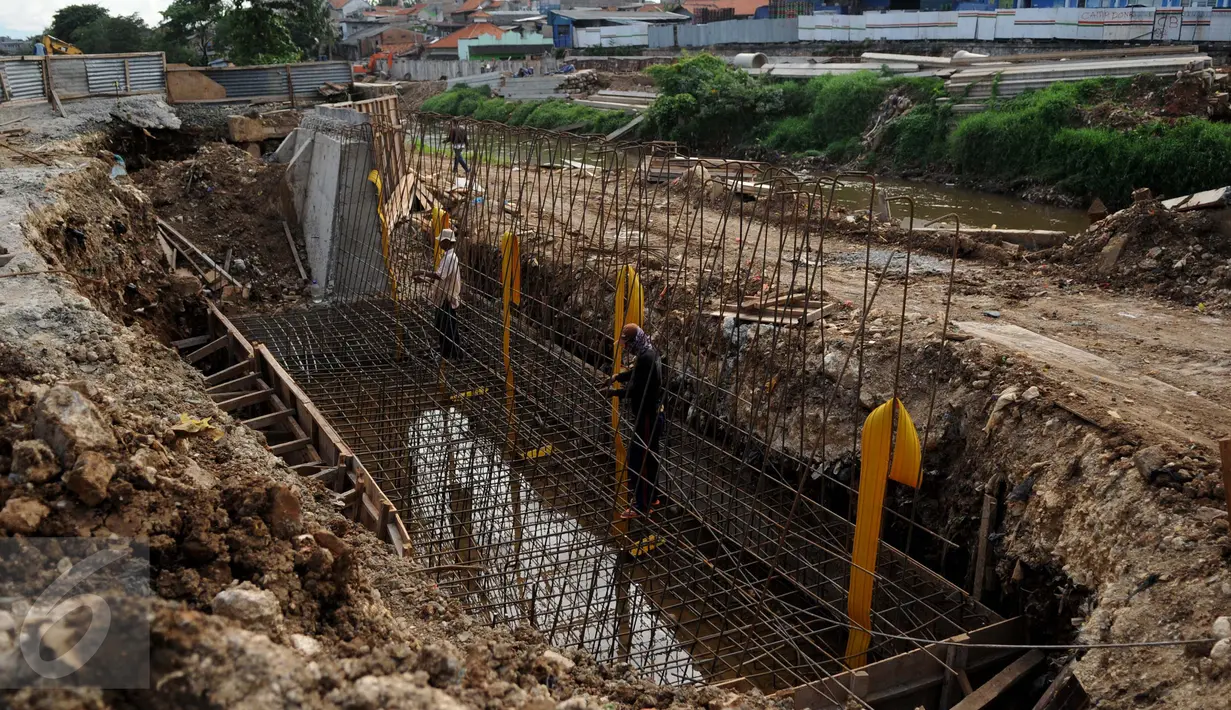 Pekerja memasang besi untuk pembangunan jalan inspeksi Sungai Ciliwung di Cililitan Kecil, Jakarta, Kamis (22/12). Pembangunan jalan tersebut sebagai salah satu solusi mengatasi kemacetan di Ibukota (Liputan6.com/Gempur M Surya)