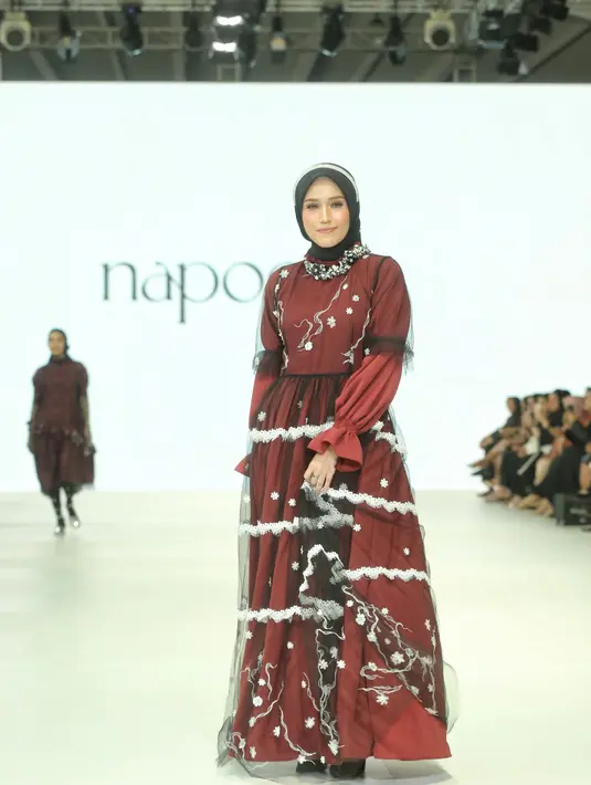 Dengan eksplorasi kreatif, naPocut melakukan banyak pengembangan. Dimulai dari teknik bordir secara manual dan digital, teknik printing, permainan warna yang lebih berani, hingga siluet nuansa chic dan elegan. naPocut juga melakukan improvisasi dari detail, renda, smock, aksen tali rumbai, dan bentuk payet. [Fimela/Adrian Utama P]