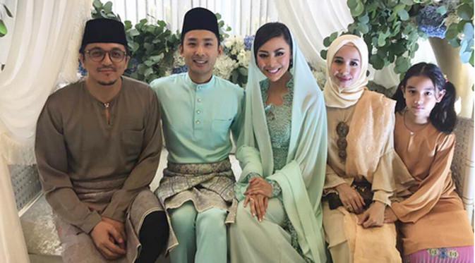 Belum ada kabar pasti terkait kebenaran kabar Laudya Cynthia Bella akan menikah dengan Engku Emran bulan ini. Belum lama ini, Bella dan calon suaminya juga terlihat foto bersama saat menghadiri sebuah acara temannya. (Instagram/laudyacynthiabella)