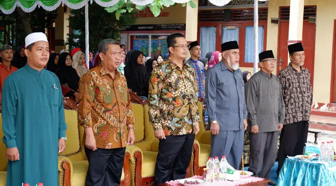 Wakil Ketua MPR RI, Mahyudin bersama para guru dan para santri serta santriwati Pondok Pesantren Darul Ihsan Teluk Lerong Ilir, Samarinda, Kalimantan Timur.