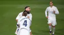 Para pemain Real Madrid merayakan gol yang dicetak oleh Dani Carvajal ke gawang Atletico Madrid pada laga Liga Spanyol di Stadion Alfredo di Stefano, Minggu (13/12/2020). Real Madrid menang dengan skor 2-0. (AFP/Oscar Del Pozo)