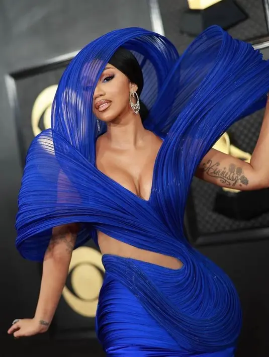 Cardi B tampil berbalut dress biru keluaran terbaru rumah mode Gaurav Gupta SS23 Couture dengan detail sculptural hood.  [@stealthelook].