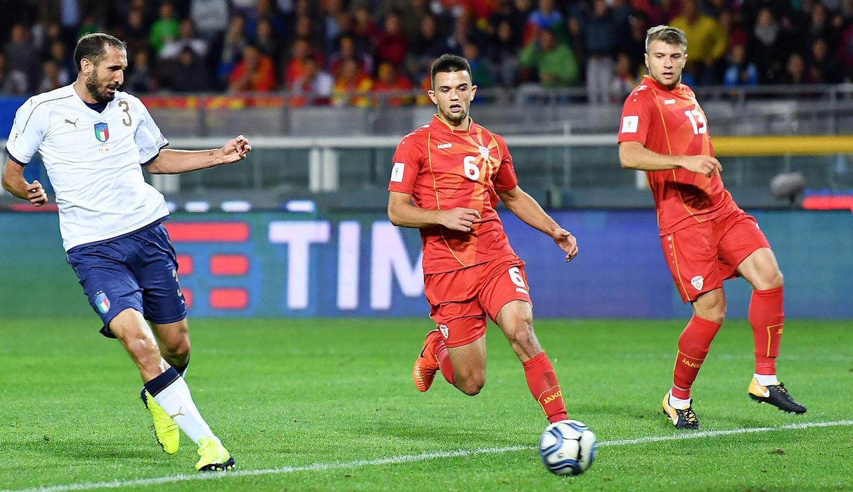 Bek Italia, Giorgio Chiellini, berebut bola dengan bek Makedonia, Musliu, pada laga Kualifikasi Piala Dunia 2018 di Stadion Olimpico, Turin, Jumat (6/10/2017). Italia ditahan imbang 1-1 dengan Makedonia. (AP/Alessandro Di Marco)