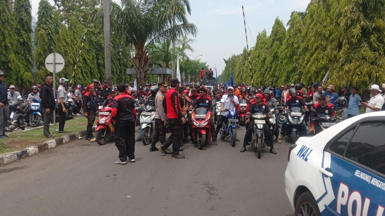 Aksi demo buruh di sejumlah titik di kota dan Kabupaten Bekasi akan terus dilakukan hingga tuntutan mereka terpenuhi, yakni kenaikan UMK 2024 sekitar 14 persen.
