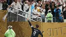 Pada masa tambahan waktu babak pertama atau pada menit ke-45+3, Federico Valverde sukses melesakkan gol kedua untuk Los Blancos. (FRANCK FIFE/AFP)