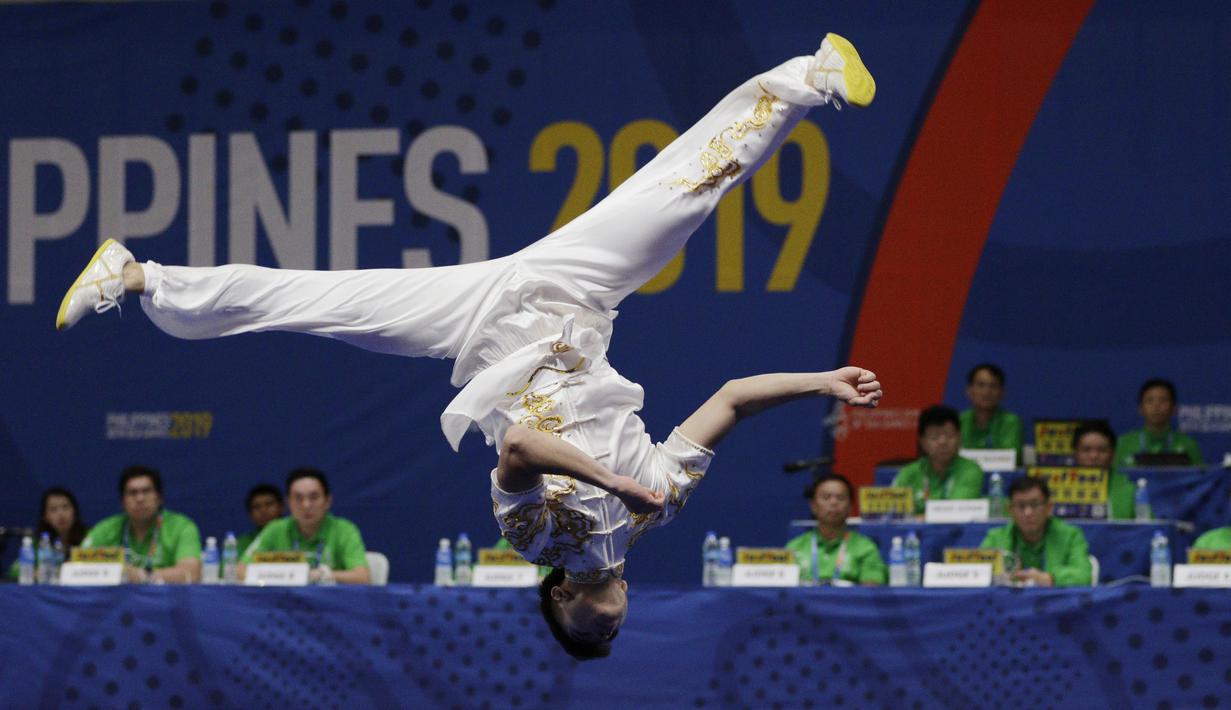 Atlet wushu Indonesia, Edgar Xavier, beraksi pada SEA Games 2019 cabang wushu nomor Taoulu Chanquan di World Trade Center, Manila, Minggu (1/12). Mendapat nilai 9,59, dirinya gagal meraih medali. (Bola.com/M Iqbal Ichsan)