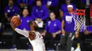 Pebasket Los Angeles Lakers, LeBron James, memasukkan bola saat melawan Miami Heat Pada gim keenam final NBA di  AdvenHealth Arena, Senin (12/10/2020). Lakers menang dengan skor 106-93. (AP Photo/Mark J. Terrill)