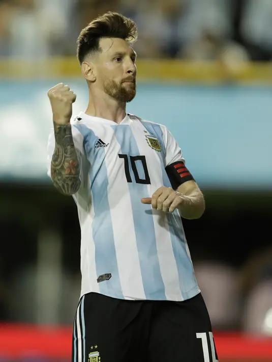 Ekspresi Lionel Messi saat merayakan golnya ke gawang Haiti saat pertandingan persahabatan di stadion Bombonera di Buenos (29/5). Dalam pertandingan ini Messi berhasil menyumbang tiga gol untuk Argentina. (AP / Victor R. Caivano)