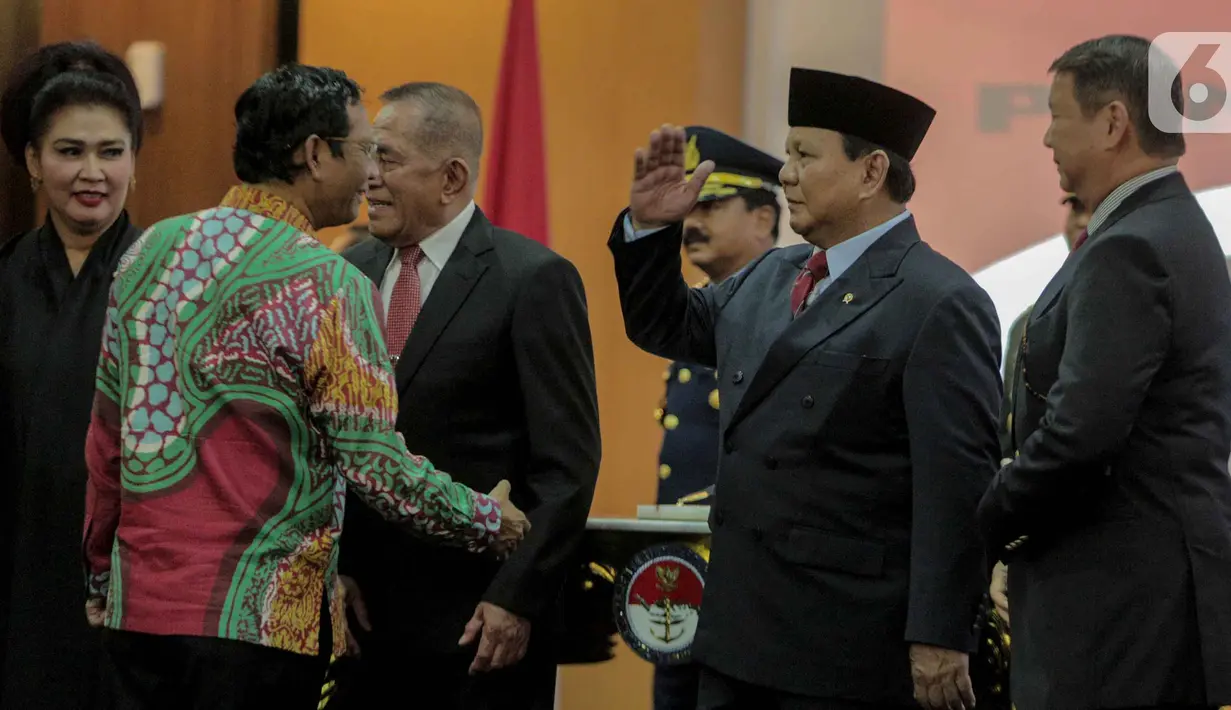 Menteri Pertahanan Prabowo Subianto (kedua kanan) memberi hormat kepada Menko Polhukam, Mahfud MD usai seremoni serah terima di Kementerian Pertahanan, Jakarta, Kamis (24/10/2019). Ryamizard Ryacudu resmi menyerahkan jabatan kepada Prabowo Subianto. (Liputan6.com/Faizal Fanani)