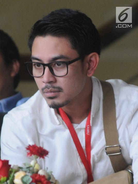 Adik Gubernur Jambi nonaktif Zumi Zola, Zumi Laza Zulkifli bersiap menjalani pemeriksaan di gedung KPK, Jakkarta (24/5). Zumi Laza dimintai keterangan terkait dua tersangka, yakni kakaknya Zumi Zola dan Plt Kadin PUPR Jambi. (Merdeka.com/Dwi Narwoko)