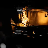 Ilustrasi orang masak dan terkena cipatran minyal. (Foto: Unsplash/Caramel)