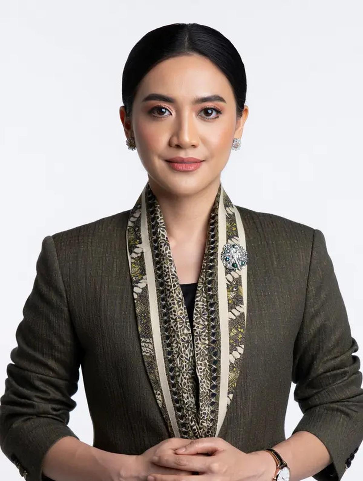 7 Model Jas Kombinasi Batik Wanita yang Trendi di Tahun 2025, Gaya Formal Elegan Berbalut Nuansa Budaya