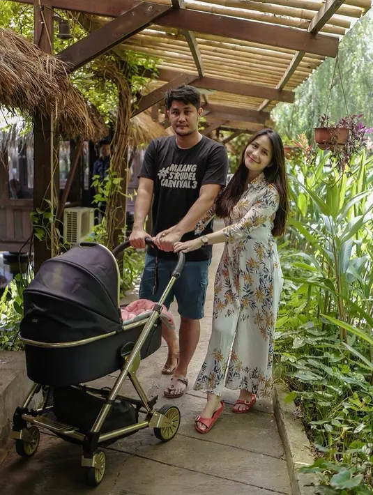 Kebahagiaan Ryana Dea dan Puadin Red nampaknya semakin bertambah dengan hadirnya sang buah hati. Kehidupan mereka semakin lebih berwarna ketimbang saat setelah menikah beberapa waktu lalu.  (Instagram/ryana_dea)