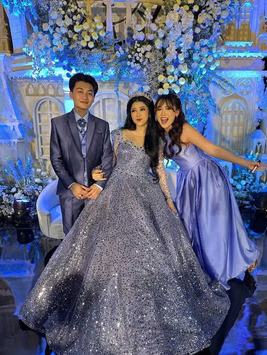 Berikut potret Happy Salma bersama kedua pengantin. Perempuan yang sempat dekat dengan Denny Caknan itu penampilannya mencuri perhatian. [Instagram/happy_asmara77]