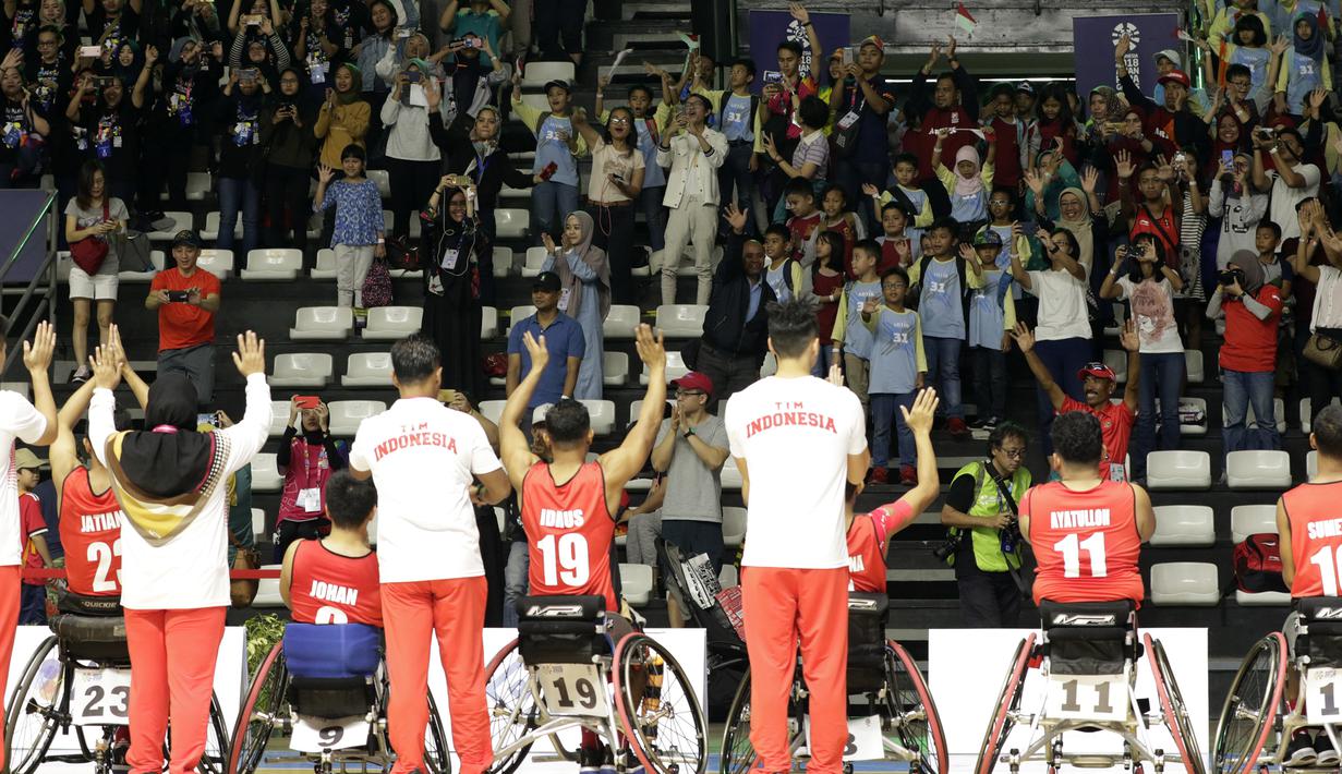 Pebasket Indonesia menyapa suporter usai melawan Thailand pada Asian Para Games di Hall Basket, Jakarta, Rabu (10/10/2018). Indonesia kalah 10-62 dari Thailand. (Bola.com/M Iqbal Ichsan)
