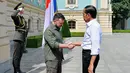 <p>Presiden Joko Widodo atau Jokowi (kanan) disambut oleh Presiden Ukraina Volodymyr Zelenskyy (kiri) saat tiba di Istana Maryinsky, Kiev, Ukraina, Rabu (29/6/2022). Turut mendampingi Presiden Jokowi yaitu Menteri Luar Negeri Retno Marsudi dan Sekretaris Kabinet Pramono Anung. (Foto: Biro Pers Sekretariat Presiden)</p>