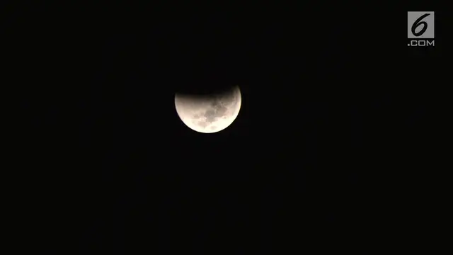 Gerhana Bulan di Simpang Lima Semarang