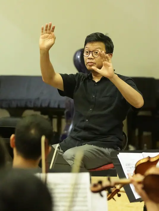 Avip Priatna latihan untuk Konser Love God and My Home Kamis (3/10/2019). (Bambang E Ros/Fimela.com)