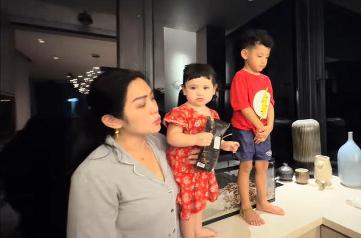 6 Potret Dapur dan Meja Makan Rumah Jessica Iskandar dan Vincent Verhaag, Minimalis dan Mewah