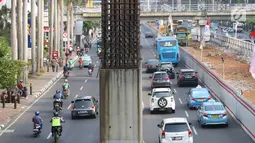 Kondisi tiang monorel di Jalan HR Rasuna Said, Kuningan, Jakarta, Jumat (18/8). Pembongkaran tersebut untuk menambah lebar jalan saat proyek pembangunan Light Rail Transit (LRT). (Liputan6.com/Immanuel Antonius)