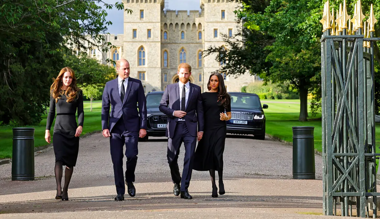 (kiri ke kanan) Kate Middleton dan Pangeran William bersama Pangeran Harry dan Meghan Markle berjalan menemui masyarakat di Kastil Windsor, Windsor, Inggris, 10 September 2022. William dan Kate serta Harry dan Meghan muncul bersama di Kastil Windsor untuk menyambut warga yang datang di hari kedua masa berkabung meninggalnya Ratu Elizabeth II. (Chris Jackson/Pool Photo via AP)