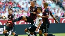 Philippe Mexes (kedua kiri) berusaha membuang bola dari kejaran Eric Lamela pada Audi Cup 2015 di Allianz Arena, Munich, Jerman (6/8/2015). Tottenham sukses merebut juara tiga usai mengalahkan AC Milan dengan skor 2-0. (Reuters/Michaela Rehle)
