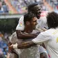 Gelandang Real Madrid Casemiro (kiri) bersama rekan setimnya merayakan gol ke gawang Levante pada pekan keempat Liga Spanyol di Santiago Bernabeu, Sabtu (14/9/2019). Real Madrid menang 3-2. (AP Photo/Bernat Armangue)