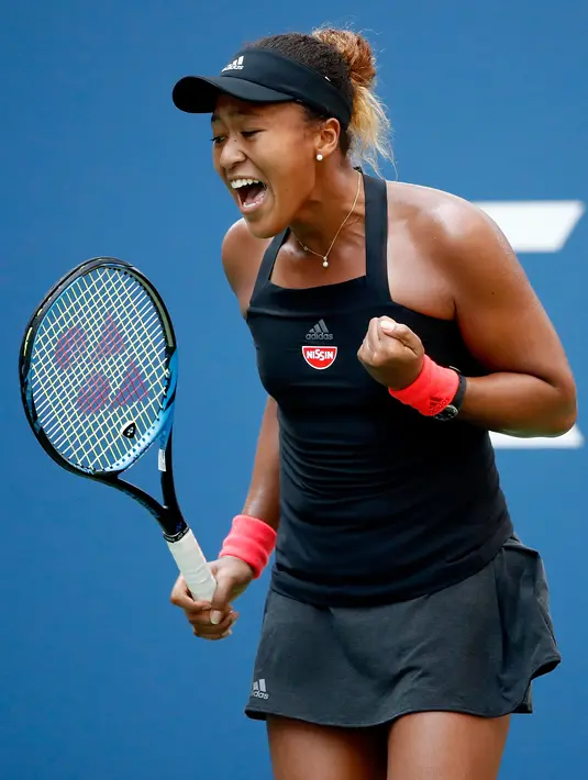 Petenis Jepang, Naomi Osaka berselebrasi saat melawan Aryna Sabalenka dari Belarus pada laga putaran keempat AS Terbuka di New York, Senin (3/9). Osaka untuk pertama kalinya mencapai perempat final kompetisi Grand Slam. (JULIAN FINNEY/GETTY IMAGES /AFP)