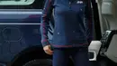 Kate Middleton tampil sporty mengenakan jaket dan celana jeans saat tiba di markas Emirates Tim Selandia Baru di kejuaraan balap perahu layar Amerika Cup World Series, di Royal Naval Dockyard, Inggris, Minggu (26/7/2015). (REUTERS/Luke MacGregor)