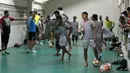 Serunya sesi latihan dalam ruangan oleh Bhayangkara FC di Stadion Patriot Bekasi, Sabtu (11/11/2017). Latihan tersebut jelang melawan Persija. (Bola.com/Nicklas Hanoatubun)